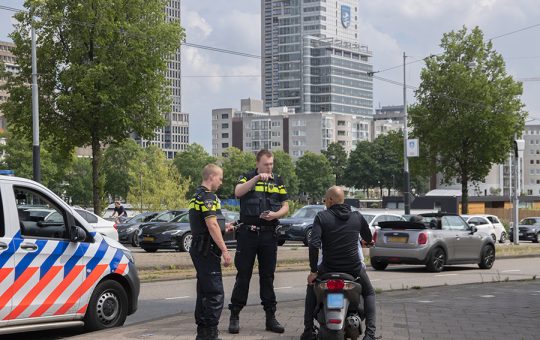 Vanwege helmplicht bekeurt politie scooterbestuurder zonder helm
