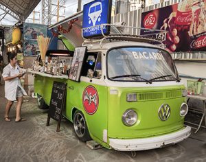 Groene VW T1 bus gebruikt als foodtruck op een horeca markt 