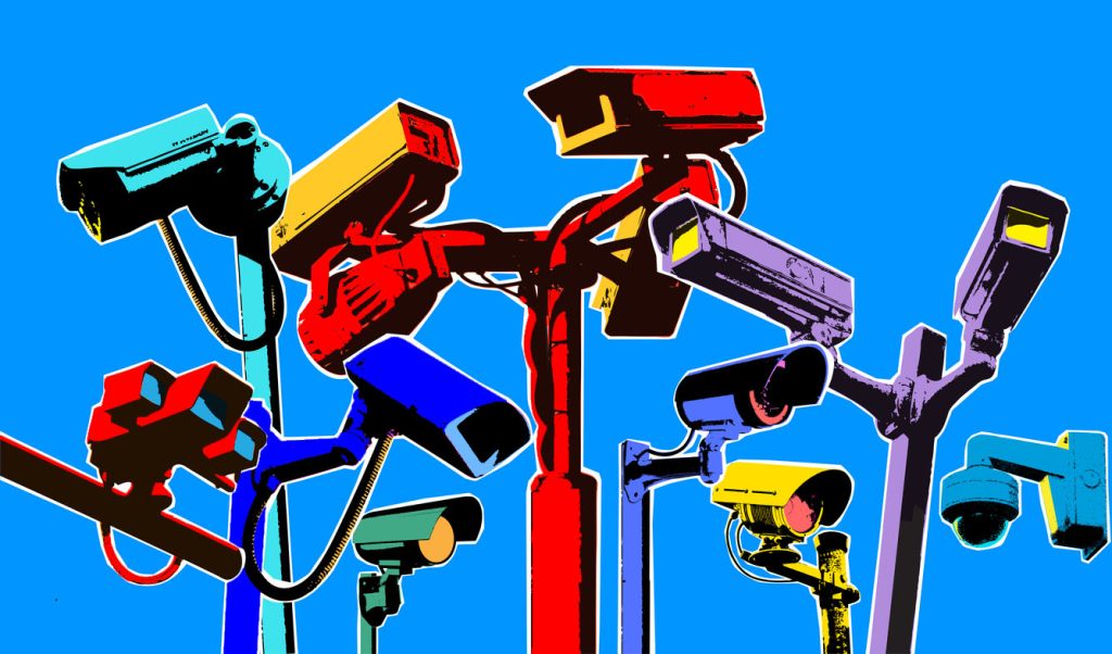 silhouetten van controle camera's die langs de weg staan in bonte fantasiekleuren