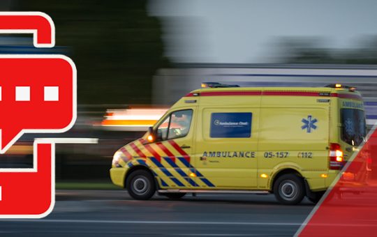 Ambulance scheurt op hoge snelheid door beeld naast een icoon van een roodgloeiende telefoon die een bericht ontvangt