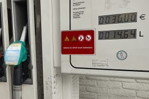 tankstation brandstofpomp waarbij een rood bordje staat met verboden voor vuur en telefoon